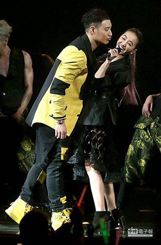 潘玮柏伤愈开唱欲强吻蔡依林 女方忙闪躲|潘玮