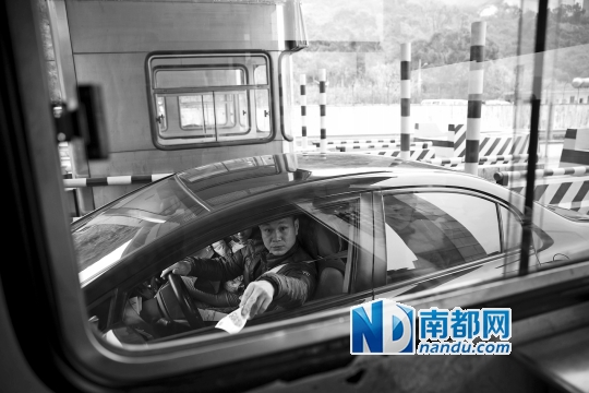 昨日,一车主习惯地停车缴费,尚不知盐田坳隧道已取消收费了。