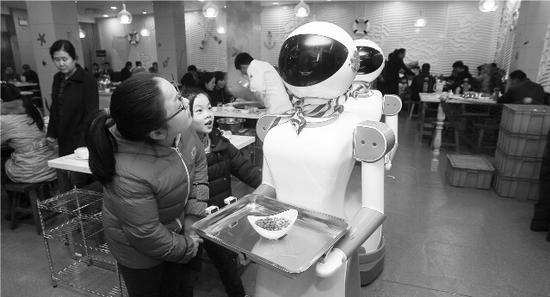 郑州一家饭店机器人跑堂 被挡路会说请避让_