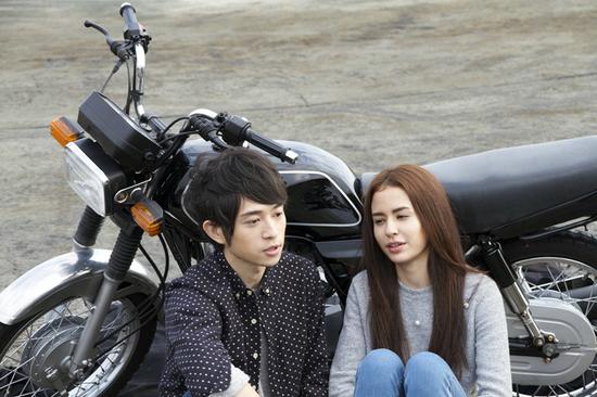 宇豪与混血女模出演《听妈妈的话》MV