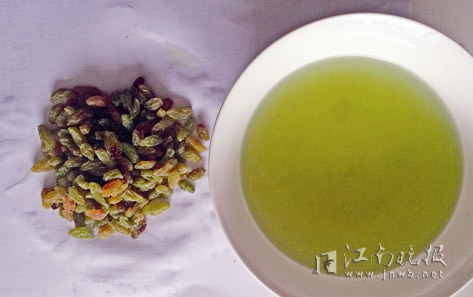 洗过葡萄干的水变成了一碗“绿茶”