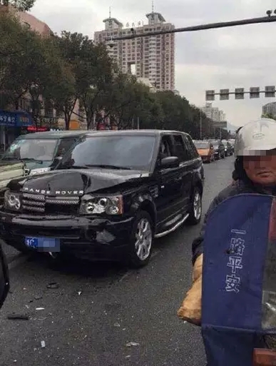 温州路虎男醉驾追尾自称省人大代表 放狠话威