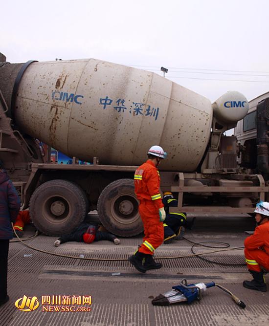 广安消防采取措施,准备移开死者遗体