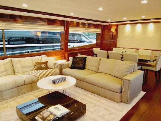 在游艇里 被阿玛尼和芬迪包围的感觉真的爽|游