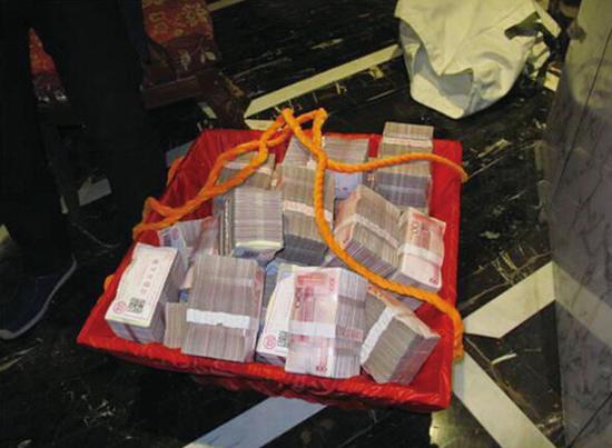 清镇某房开商售楼部堆1亿现金发工资结货款