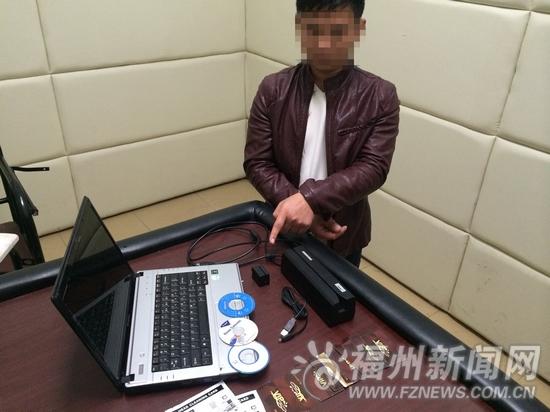 犯罪嫌疑人正在指认作案工具