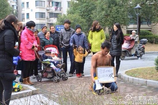 男子没工资被老婆罚赤膊跪键盘(图)