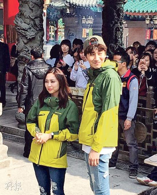 李光洙与王霏霏在黄大仙时,大批粉丝围观拍照