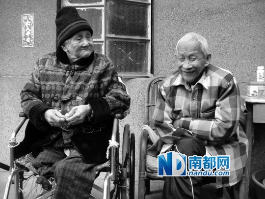 老两口童心未泯相互调侃成乐事。南都记者 刘晨 摄