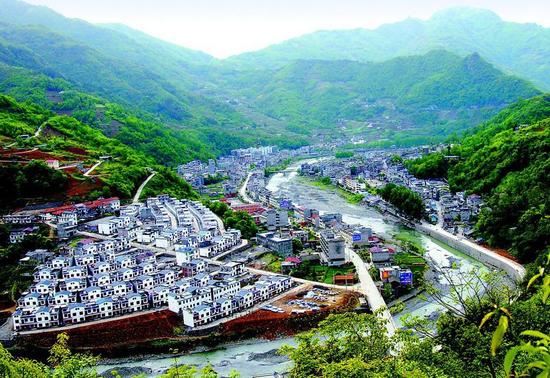 嵐皋縣民主鎮(zhèn)的移民搬遷點(diǎn) 通訊員 陳延安攝
