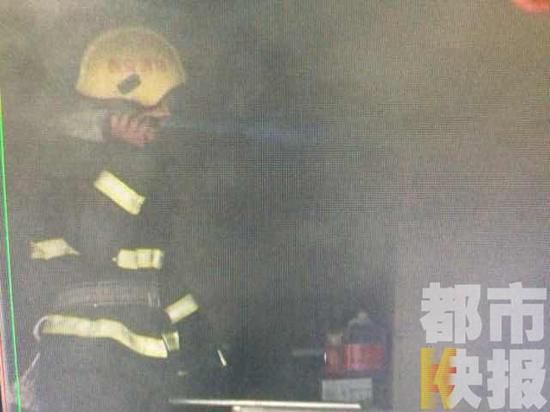 小寨西路和翠华路一餐馆着火 小学生捂湿毛巾