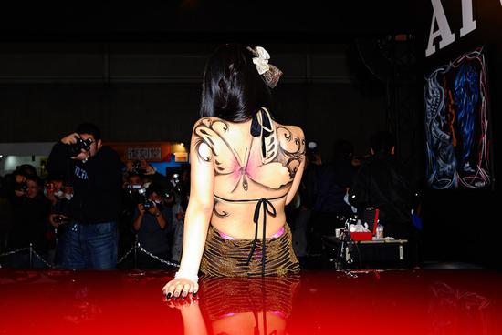 实拍东京美艳车模着装暴露翘臀露底频走光