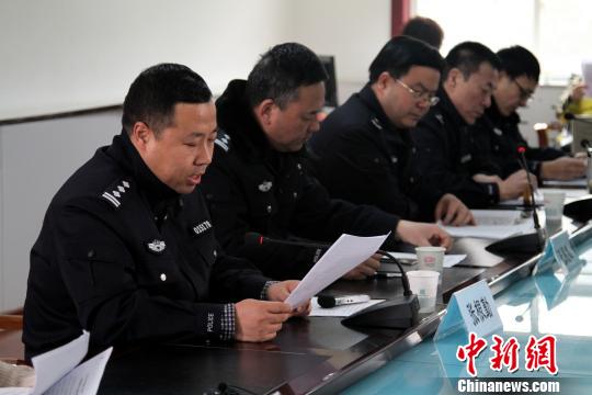图为警方通报案情。 田进 摄