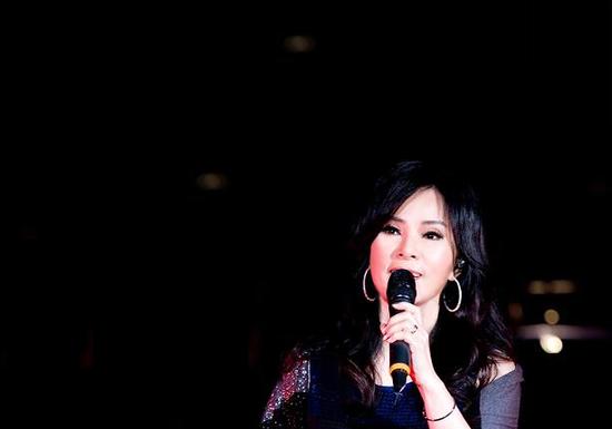 睽违十年为亡夫开唱 黄莺莺五月登小巨蛋|小巨蛋|亡夫|老公_新浪娱乐_新浪网