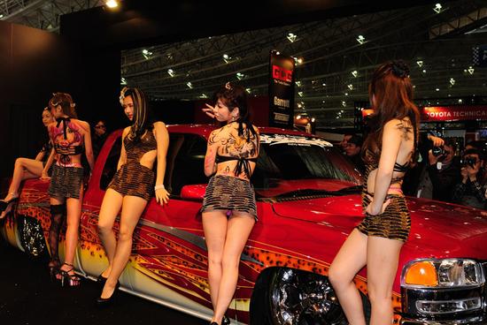 实拍东京美艳车模着装暴露翘臀露底频走光