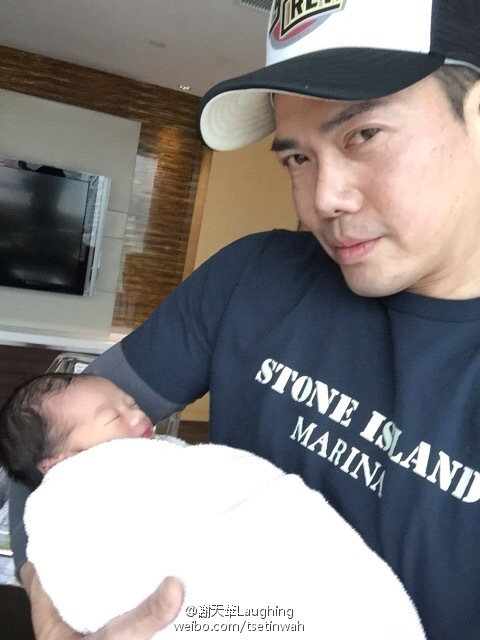 谢天华抱儿子合影