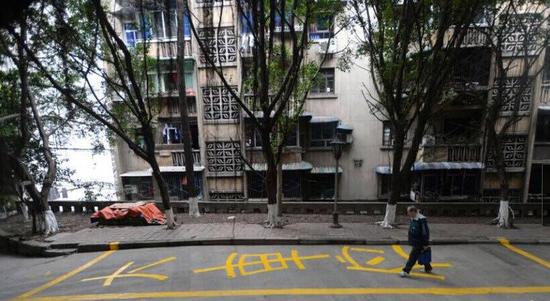 任性居民用黄油漆在路边私划停车位(图)