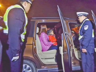 开封司机醉驾被查 车上家属不愿意下车(图)