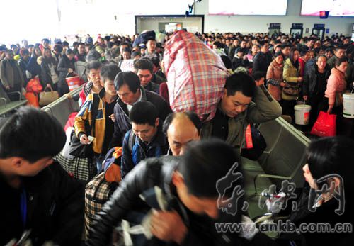 许多乘客赶在春运前日乘车回家 东快记者 吕诚图