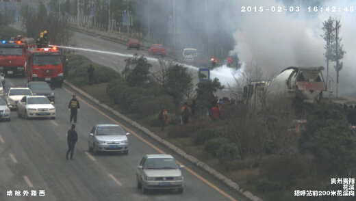 监控中心发现路上有辆火车 交警及时拦截_新