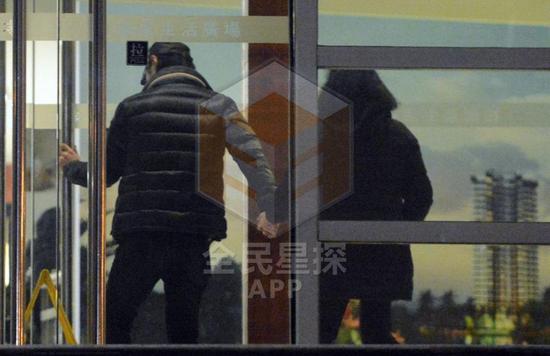 汪峰搀扶章子怡母亲进火锅店