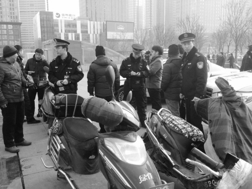 4名骑电动车从事非法营运的男子被查获。
