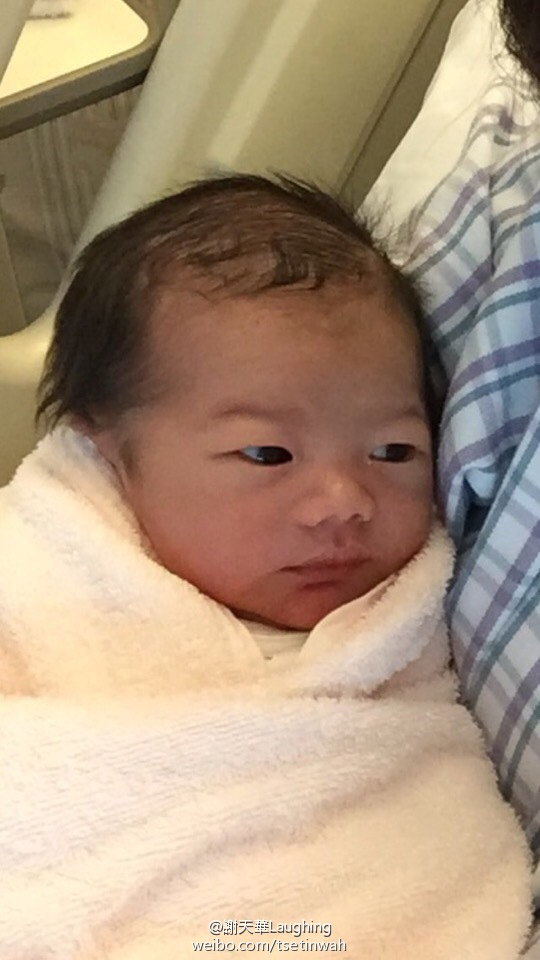 谢天华晒儿子正面照