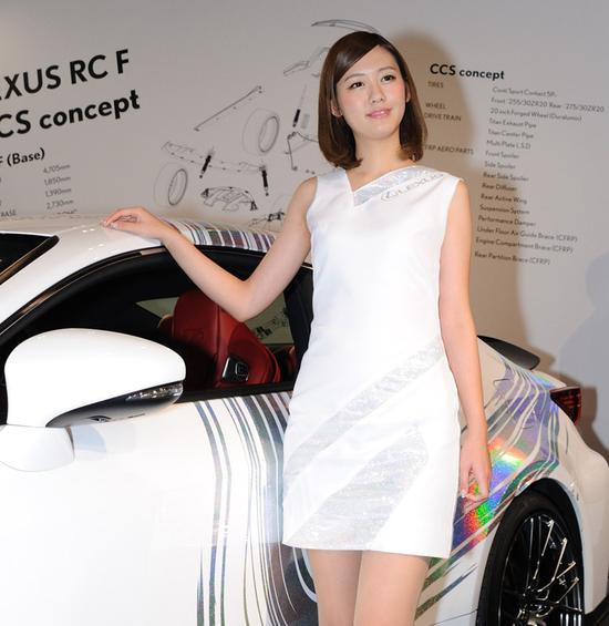 实拍东京美艳车模着装暴露翘臀露底频走光