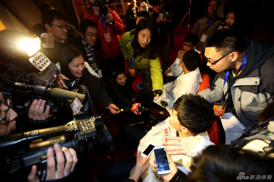 刘翔亮相北京田径世锦赛倒计时200天活动，首次回应复出之事。