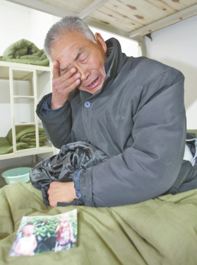 老人找工作受挫住郑州救助站 衣服被小偷划开