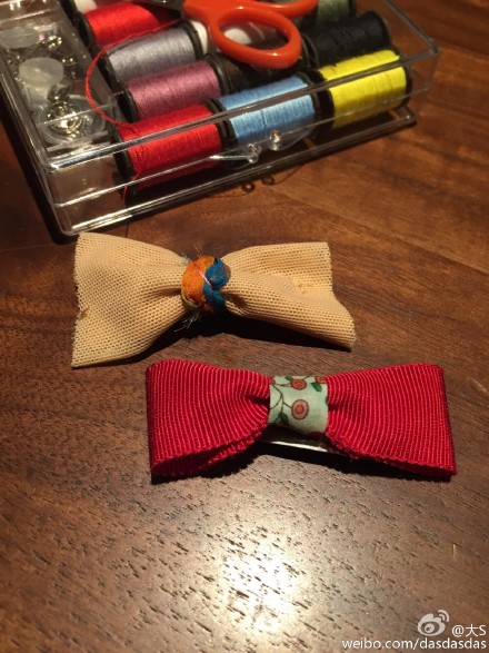 大S为女儿做发卡