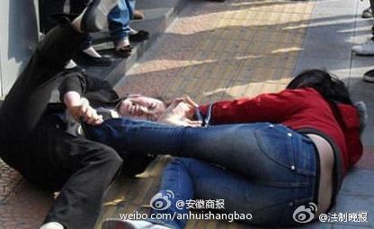 母女<em>网聊</em>恋上同一名男子 得知真相扭打成一团