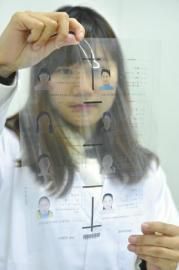 核对居民身份证膜打印信息。