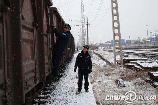 安康铁路公安处民警对对停留货车进行检查。