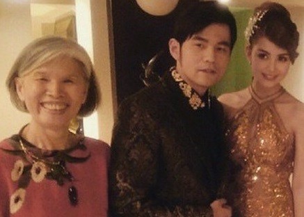 周杰伦与妈妈叶惠美、妻子昆凌合影曝光