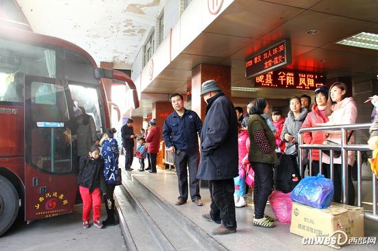截止16時許，西安汽車站客流量達(dá)1.7萬人次。