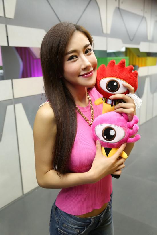 张暖雅挥毫答谢网友 新电影5月上映|张暖雅|百万粉丝_新浪娱乐_新浪网