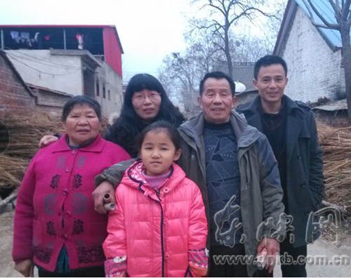 安女士在河南老家跟父母的合影
