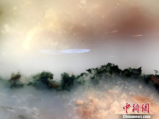 整块鸡血玉小幅取景可达100多幅。