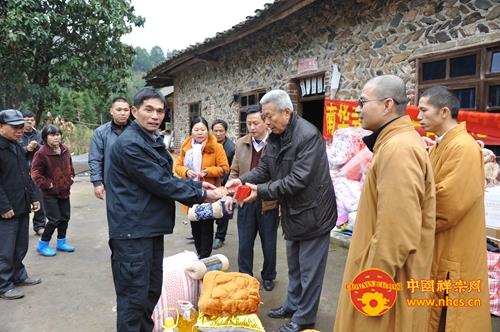 发放慰问品