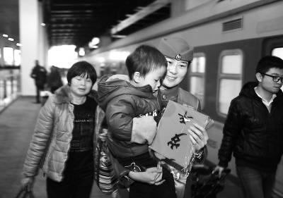 乘务员为旅客提供帮助