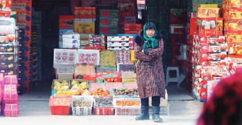 昨日，郑州市南四环大学路交叉口附近的百荣华中果品物流港，一店主正等待顾客