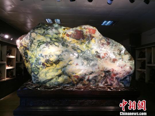 2月4日在广西桂林市一家奇石馆内,一块重达18吨的七彩鸡血玉引发了众人的围观。