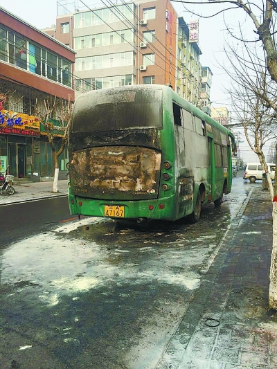 长春市一辆260路公交车行驶中自燃 商家合力灭