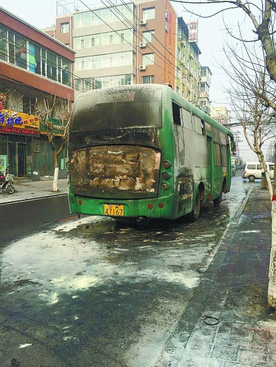 长春市一辆260路公交车行驶中自燃 商家合力灭