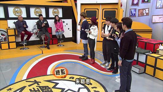 众人期待的看着三位主演