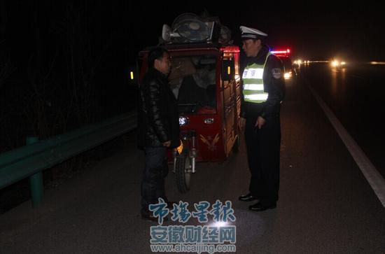 河南男子回家过年心切 三轮摩托车骑上高速(图