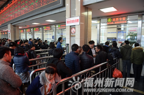 昨日,火车站售票大厅5个退改签窗口皆排长龙,比售票窗口队还多。