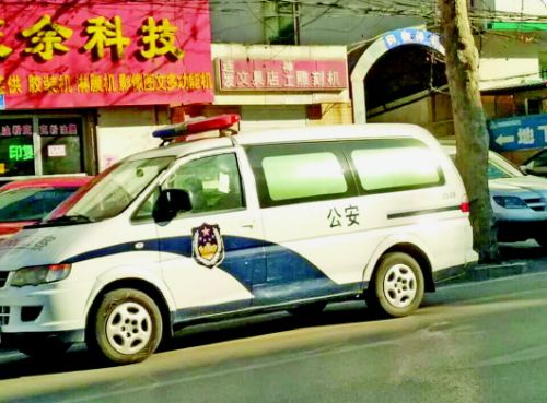 5日下午,一辆停在路东侧车道的警车被贴罚单。王皇 卢燕摄