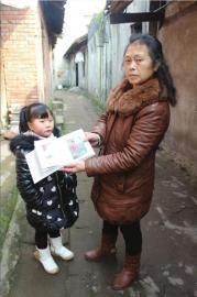 舅婆胡淑华展示曾玉珊小时候的照片